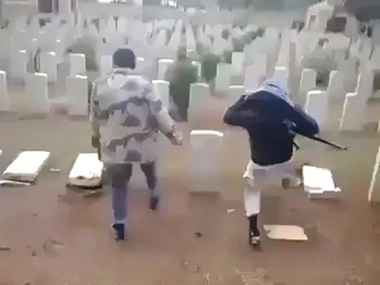 Τουρκομάνοι καταστρέφουν χριστιανικούς τάφους στο Αφρίν – Nτροπή στη Δύση που κάνει τα στραβά μάτια – Εικόνες